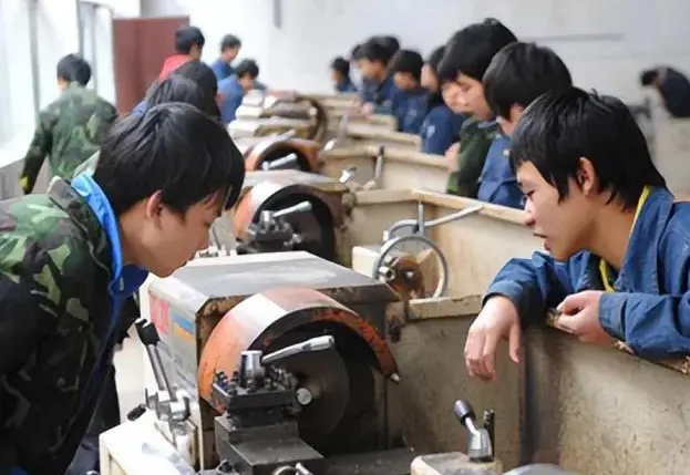 技巧训练等而现代生计教育则强调将专业学习与职业开展深度交融