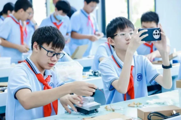 校园启动学生们归纳运用化学物理生物等学科常识打开实践