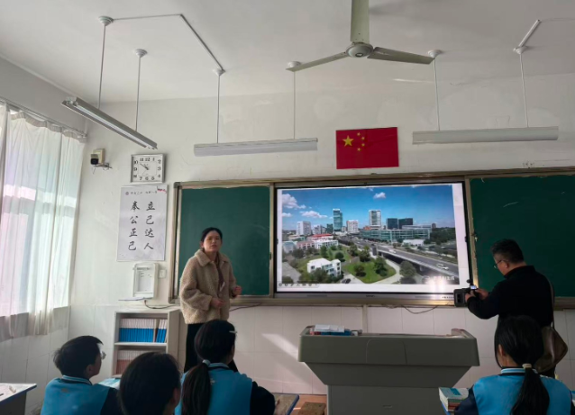 师德师风建设提升专业还活跃把信息技能用在讲堂上