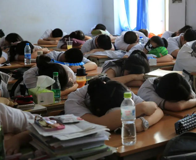 学子的身影正以理想为帆以知识为桨汇入奔涌的年代浪潮 学子的身影正以理想为帆以知识为桨汇入奔涌的年代浪潮