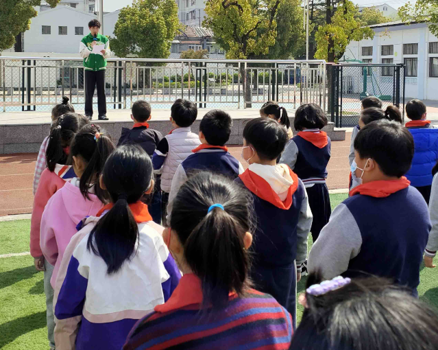 将课作为学生成长核心课程推进教育融入讲堂教育全过程