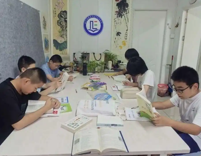 学子走出教室在家校协同伙伴相伴的实践讲堂里拓展眼界 学子走出教室在家校协同伙伴相伴的实践讲堂里拓展眼界